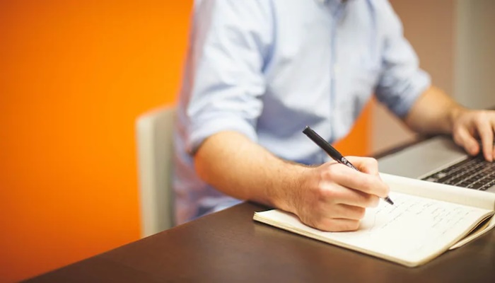 Employee With Highest Performance Rating Seeks Reddit Advice After "Average" Colleague Gets 100% Hike