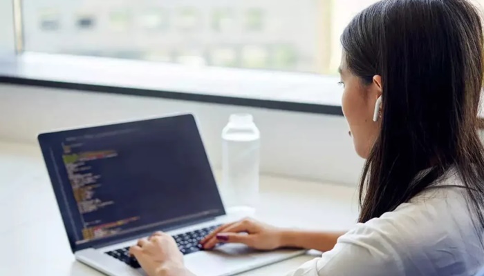 “Resign by 2 PM or You’re Fired”: Techie Shocked by Sudden HR Ultimatum After Just One Month of Confirmation