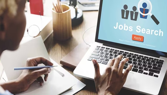 ‘No one can beat you at being you’: LinkedIn exec shares advice for young job seekers in the age of AI