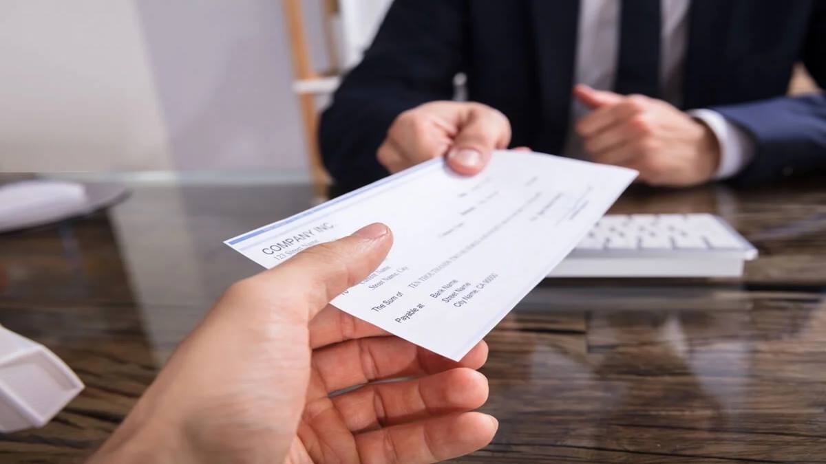 Non-payment of dues to employee for seeking another job against principles of natural justice: HC