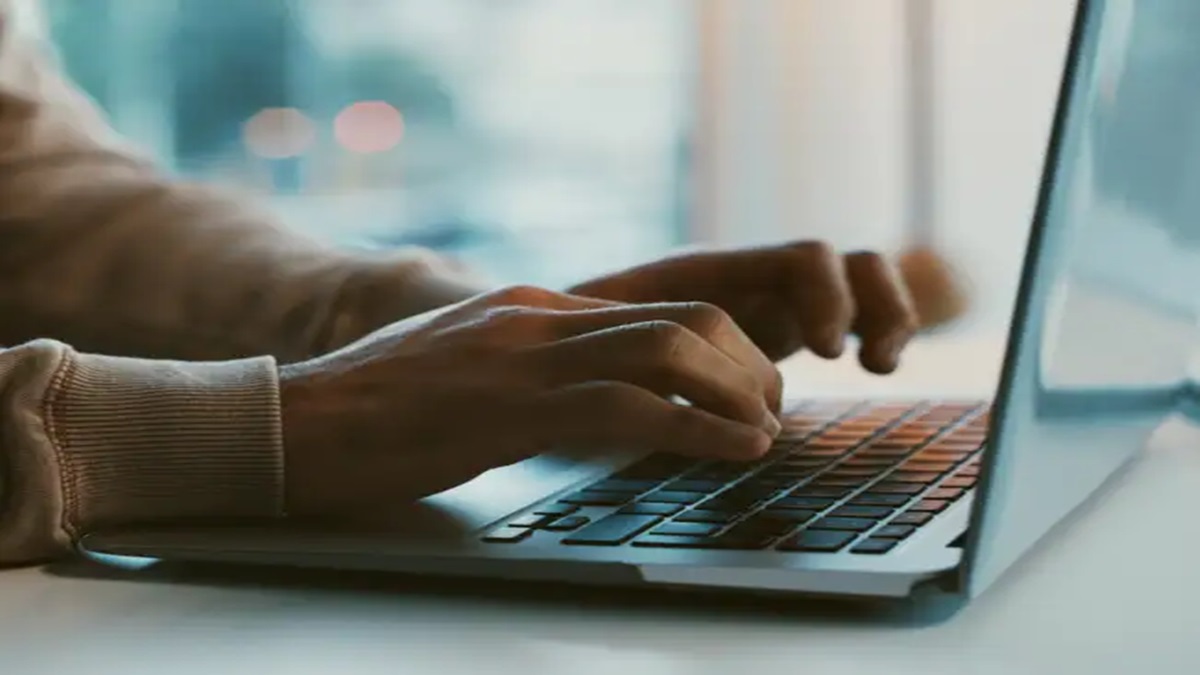 Techie backs 'daunting' 72–100 hour work week, says '40 hours won’t offer the same upside'. Netizens call out 'flaunting toxic work culture'
