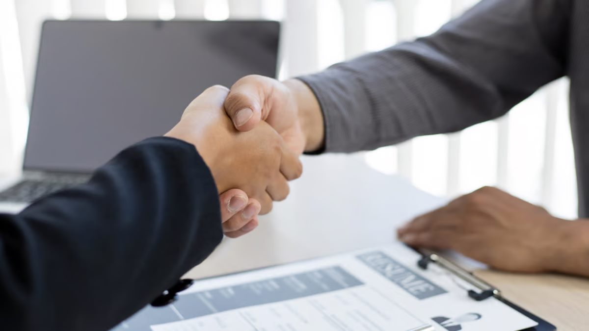 Should declining job offer during notice period reduce severance pay?