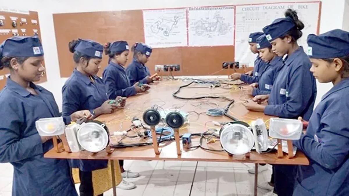 37% women in jobs, unemployment dips to 5.2% : Survey