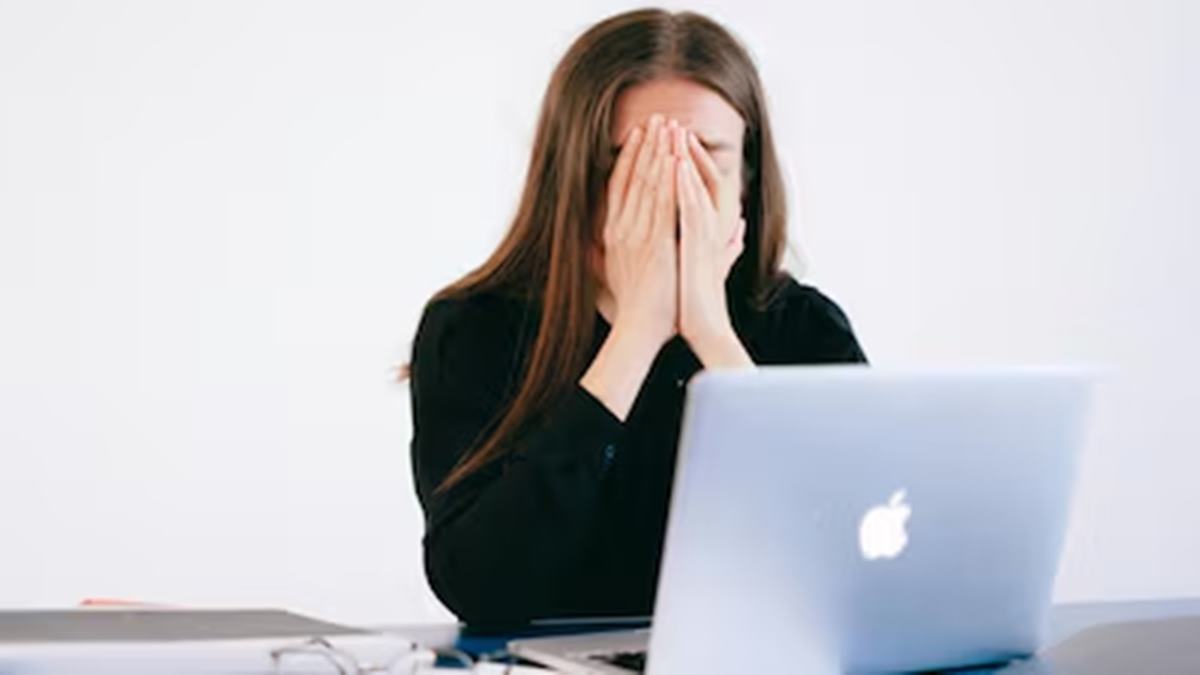 Is Your Manager Avoiding Eye Contact? HR Says Layoffs Might Be Near— Watch Out For THESE Signs