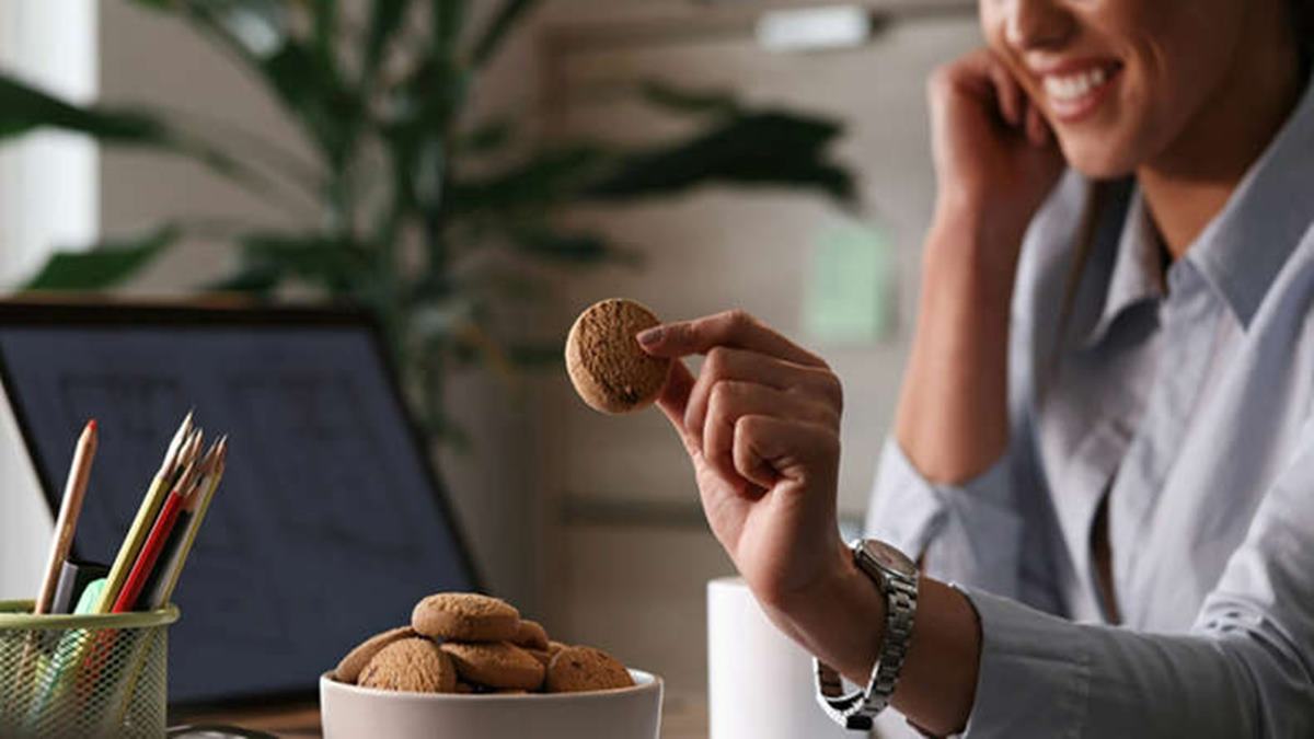 Employee forced to share snacks with team turns to Reddit for help, gets quirky responses