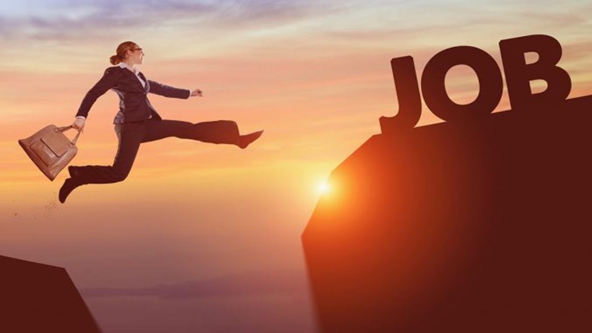 Psychology says people who stay in the same job for 20+ years aren’t stuck—they usually display these 7 traits that job-hoppers rarely develop