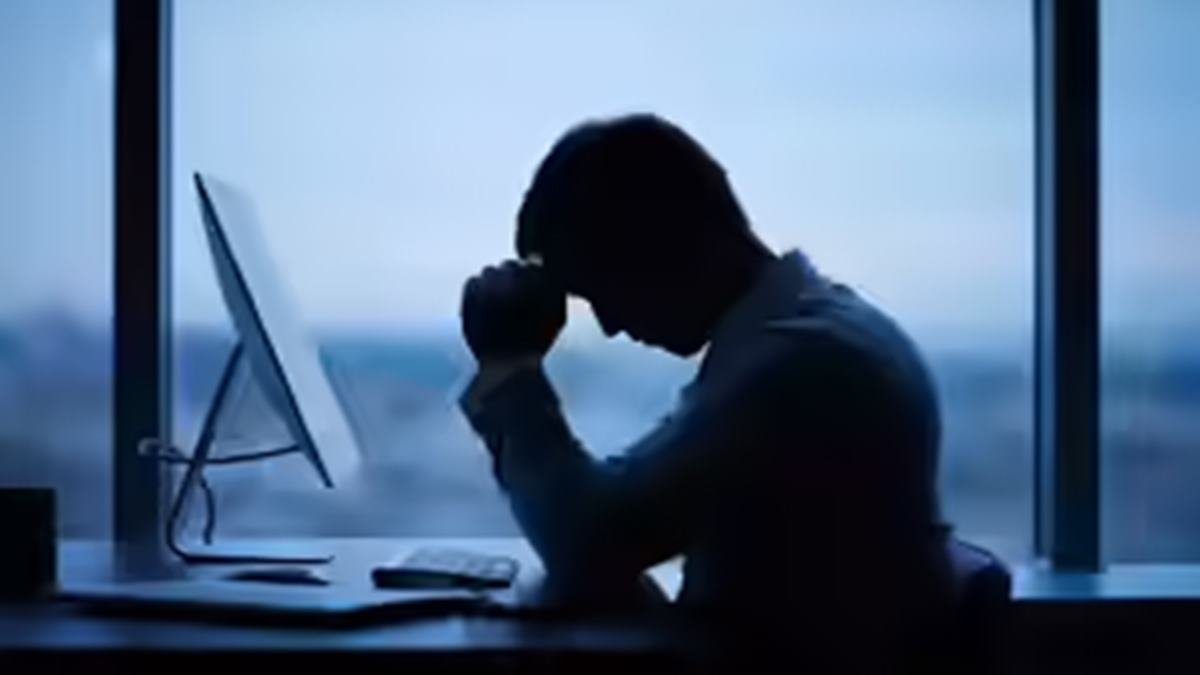 Employee feels burnt out after missing promotion despite top performance, reddit users advise job switch