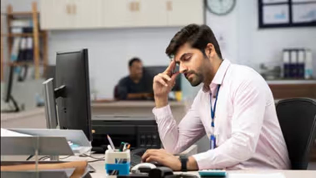 Manager pulls up employee for leaving at 5:10 pm after 8:30–5 shift: 'What you're doing is...'