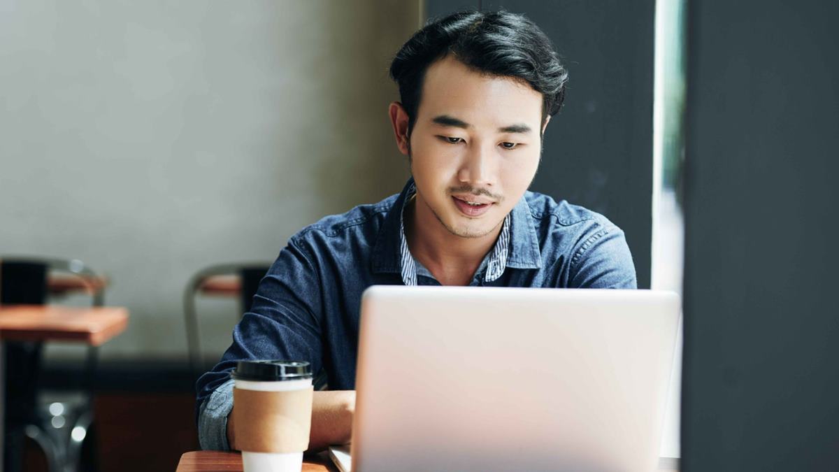 Singaporean earning S$10–13k a month asks locals if he should give up a stress-free job for higher pay and career growth