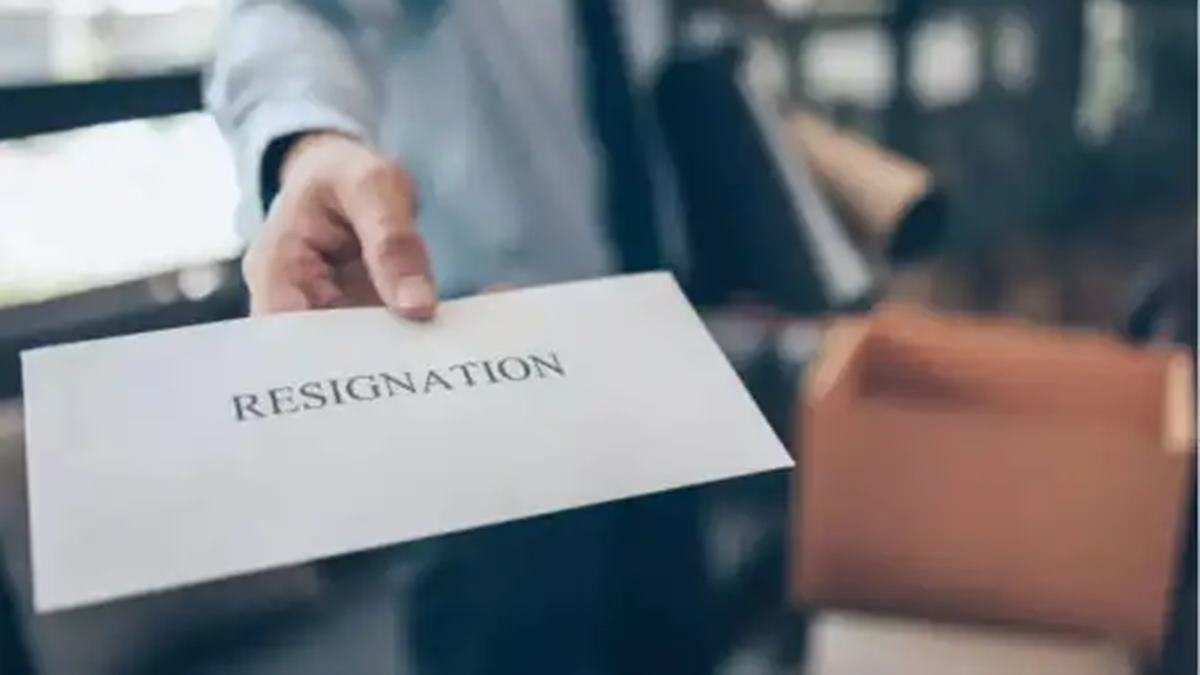 Boss taunted employee ‘replaceable’ for months, then begs to train replacement after she quits