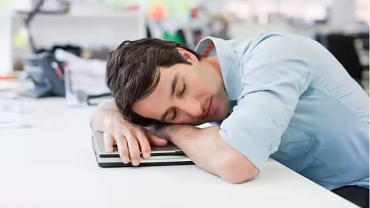 Boss warns employee taking a nap at his desk during lunch break. Worker's 'coffee cannot replace real sleep' logic goes viral