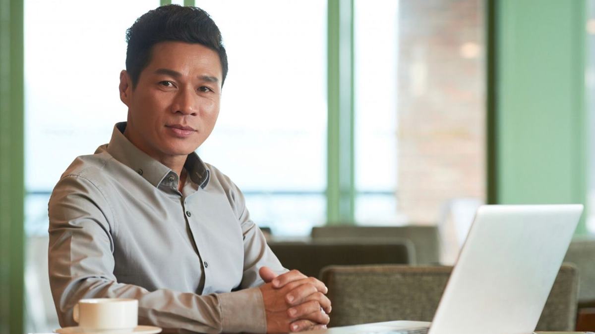 Woman asks for help in dealing with male colleagues who keep offering unsolicited advice