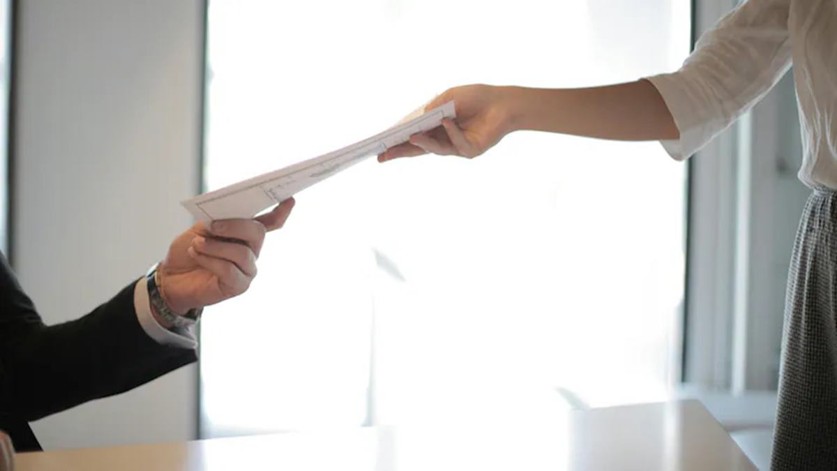 Unemployed Techie Walks Into 7 Offices With Resumes, Shares 'Strange' Experience