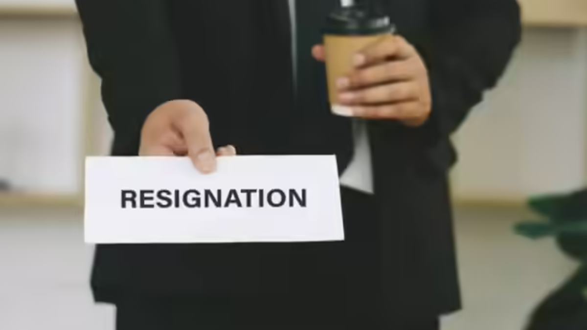 Employee resigns after boss removes family photo from his work computer; HR schools manager about real red flags