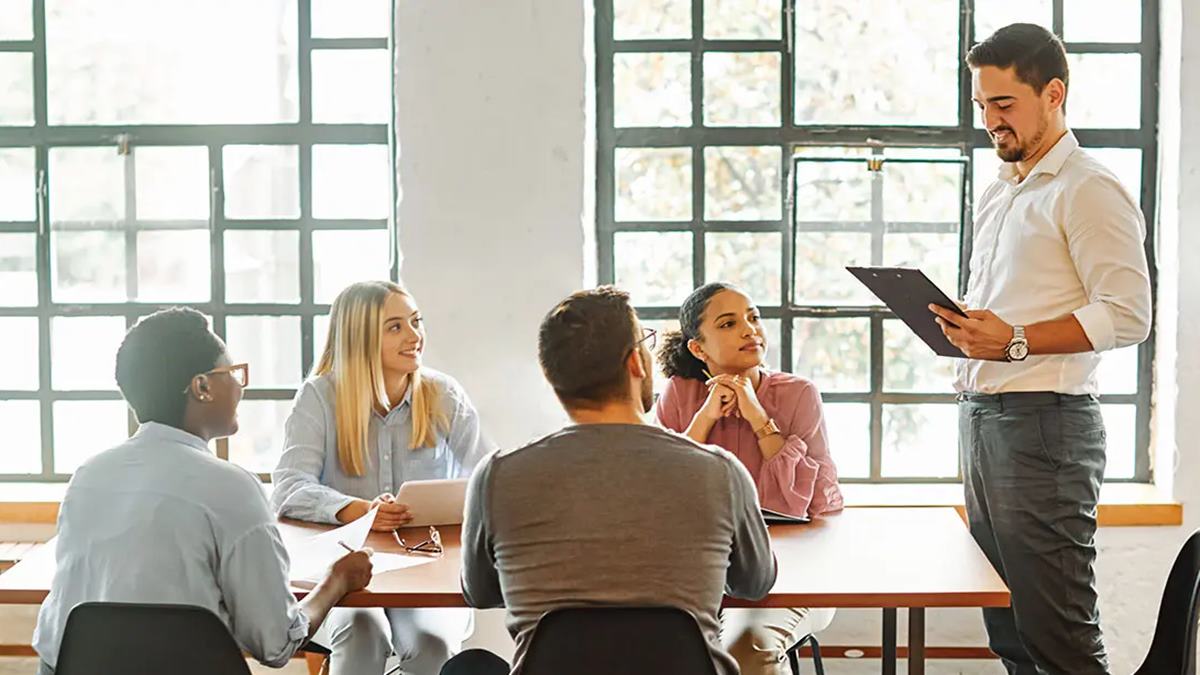 The "Bland" Ambition: A Manager’s Guide to the Middle-Performance Paradox