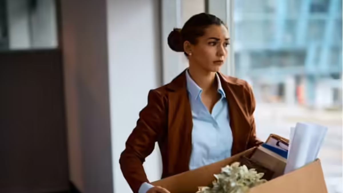 Just one minute ended her job. Employee fired for strange reason : 'She logged off, next day boss called her….’