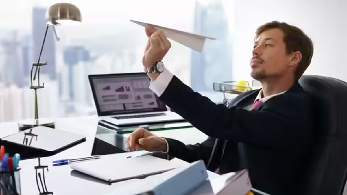 Worker admits doing zero work all week for no reason. The real test will be next week, say netizens