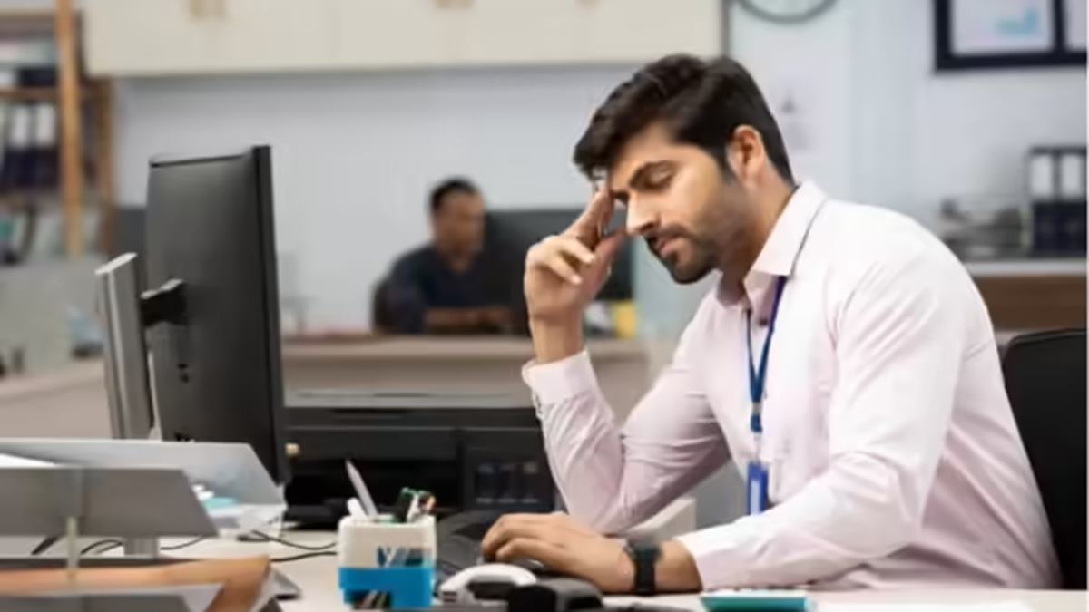 'What's your family's monthly income?' Shocked employee asks Internet logic behind manager's weird questions, netizens react: 'They're trying to know...'