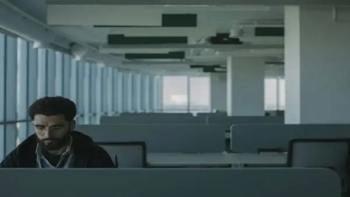 Psychology says the loneliest people in any workplace aren’t the struggling ones; they’re often the most reliably competent ones, because excellence can quietly teach everyone else to stop checking if they’re okay