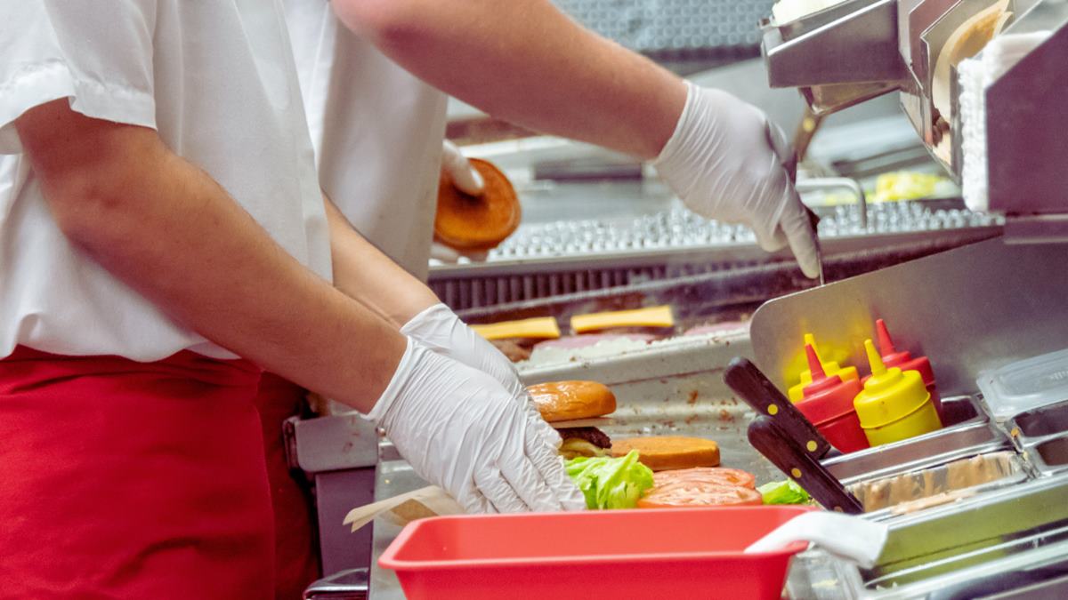“Fired within 3 hours”: New fast-food worker shares shocking first-day experience
