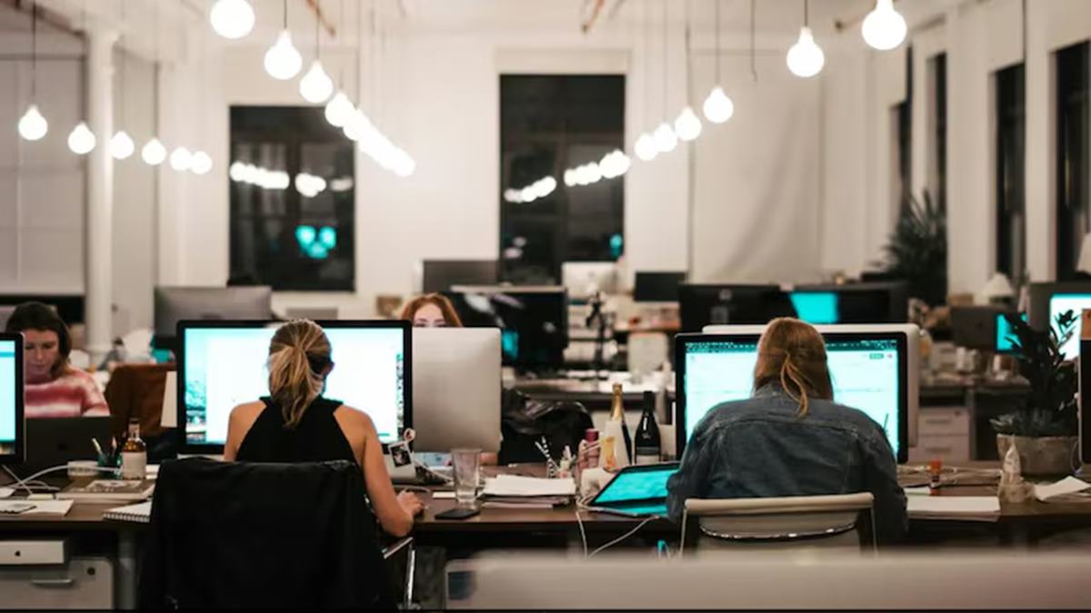 "Huge Difference": NRI Woman Compares Corporate Work Culture In India And US, Internet Reacts